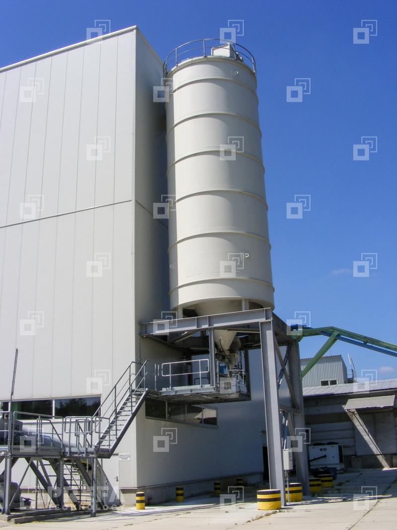Storage containers and silos_12